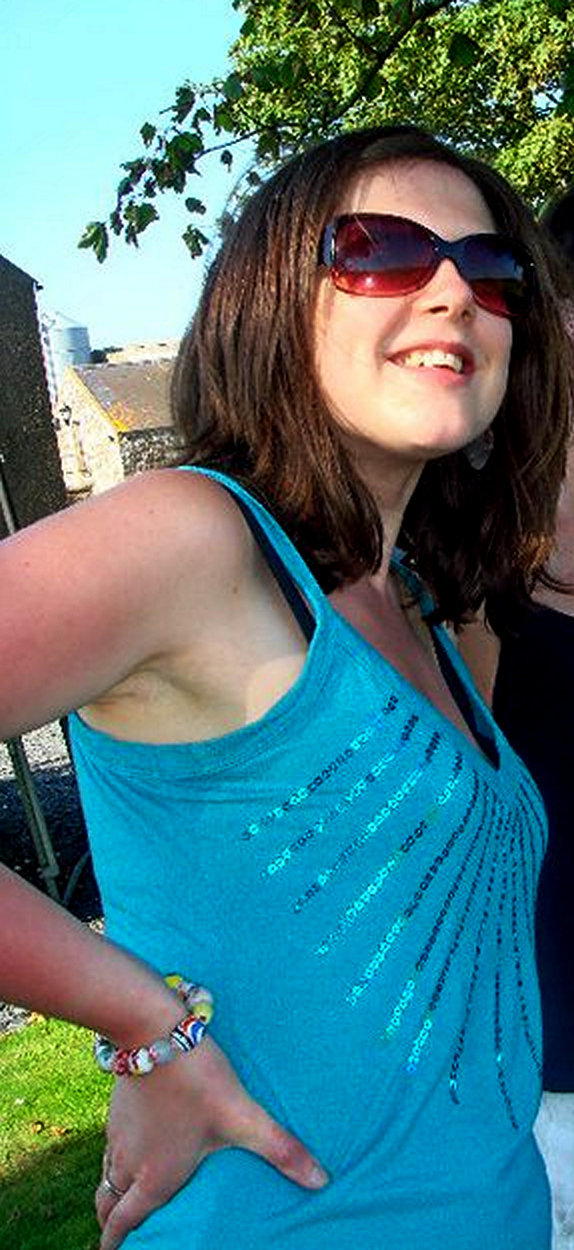 British UK girls showing sexy shaven armpits — 51