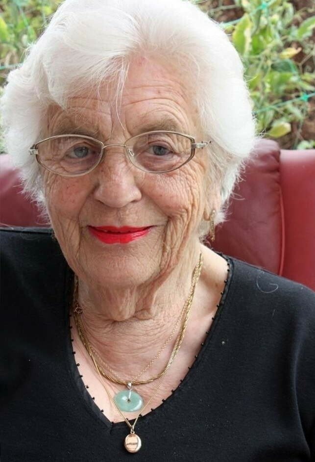 Oldslut with red lipstick — 42