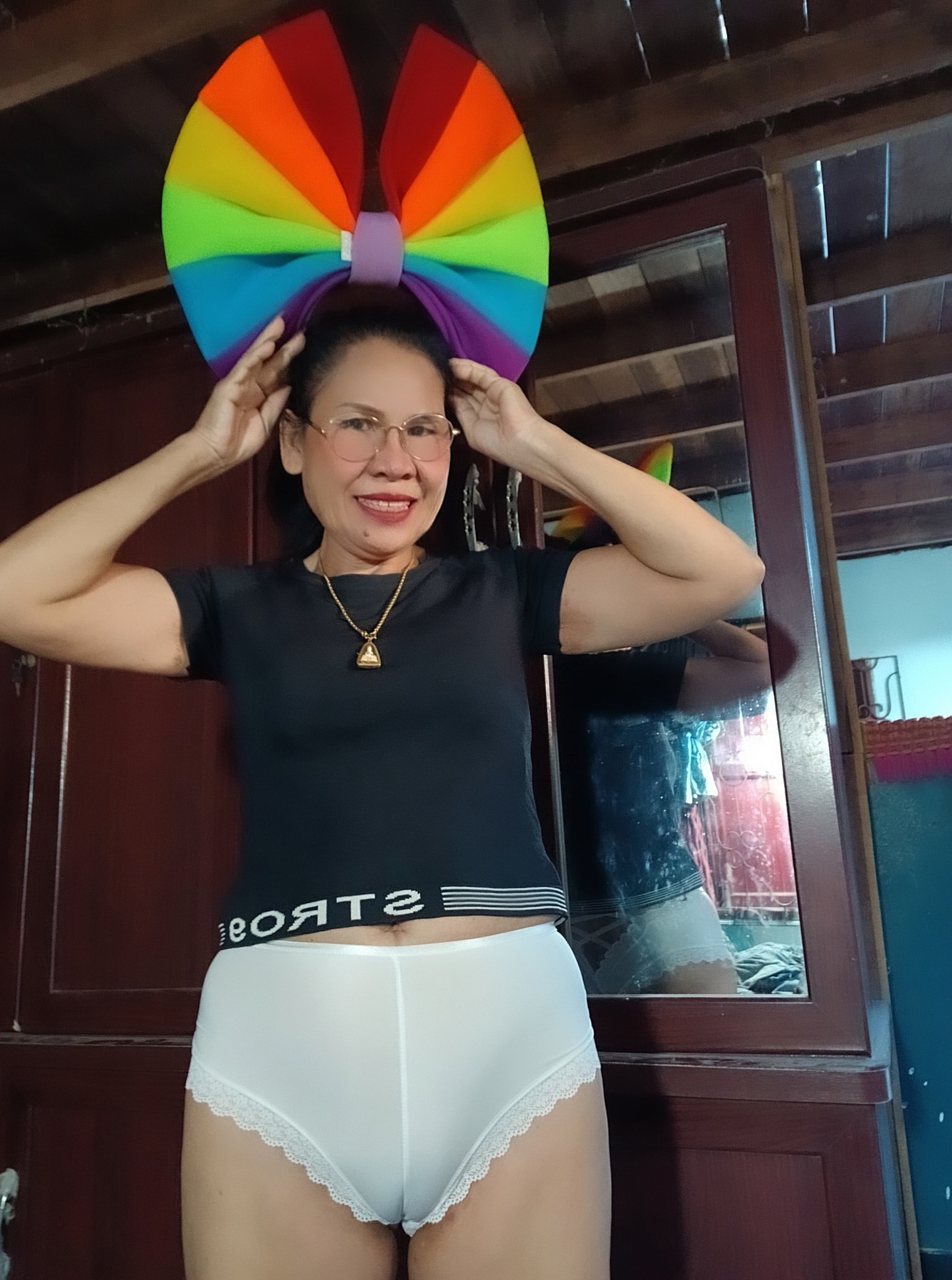 Indonesian Mature Camel Toe — 13