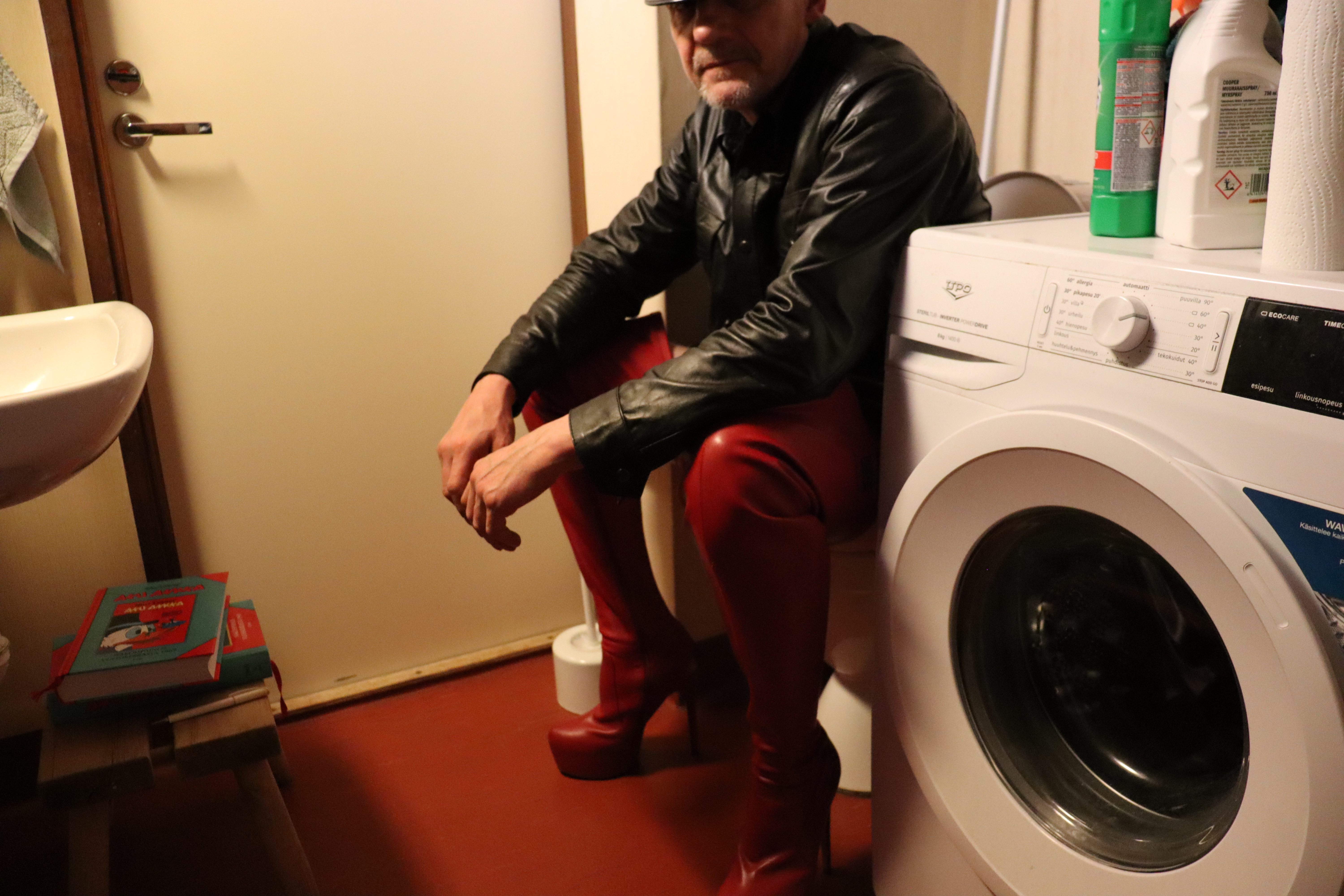 Finnish leather gay Juha Vantanen ass stretch — 15