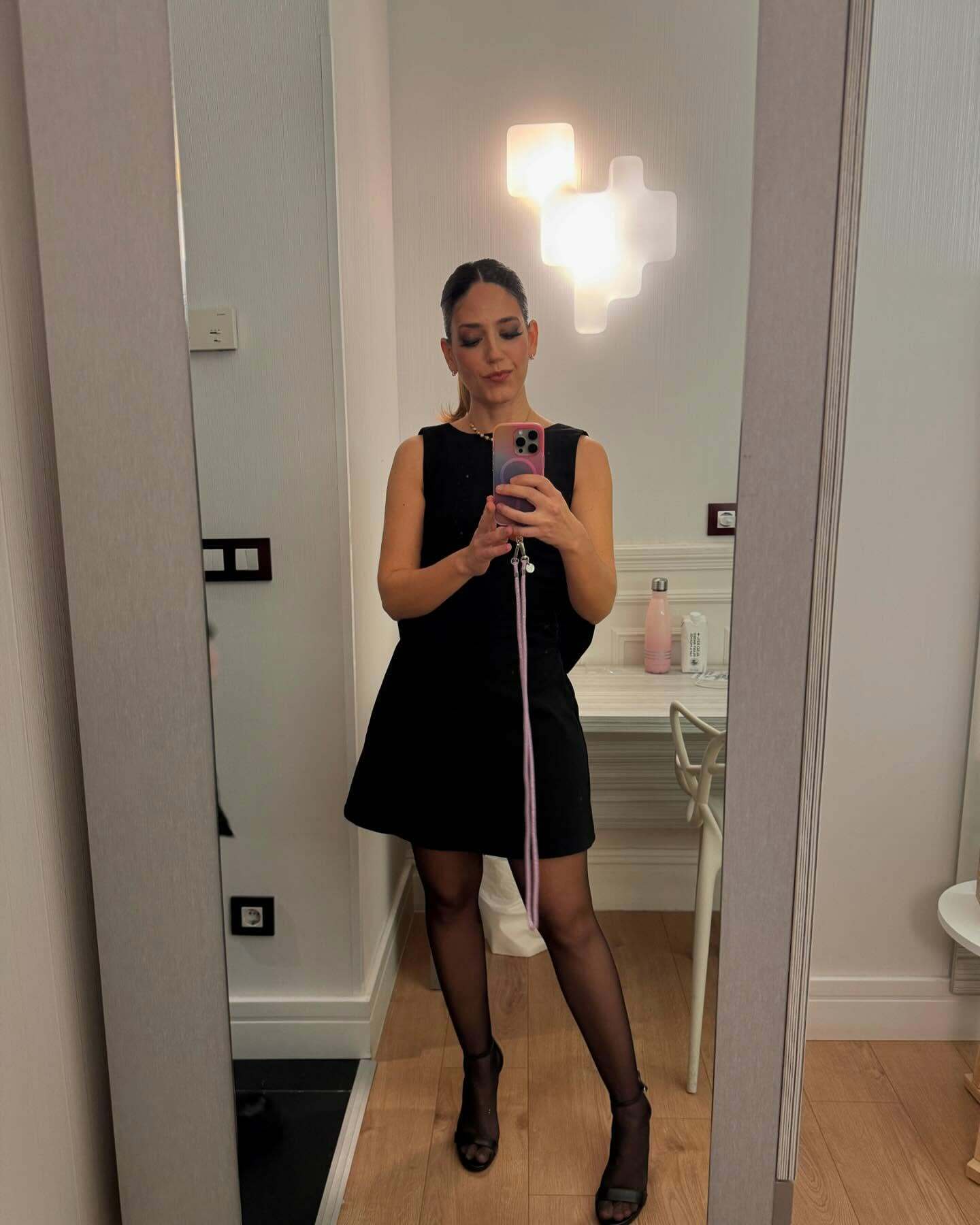 Vestidas como putas Celebs Minifaldas Upskirt — 7